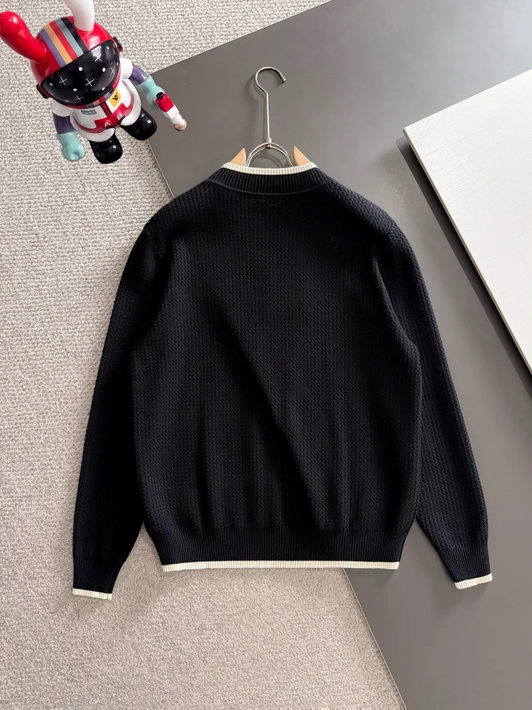 Next day shipping P195 Balenciaga high quality 2026 autumn and winter official website latest sweater, on sale at the same time at the counter Hot Sale! Specially made of wool blended fabric. It feels comfortable and can be directly in contact with the skin. The logo badge is exquisitely embroidered, which is extremely eye-catching! The details highlight the fashionable charm of big brands. Exquisite workmanship. Three-dimensional cutting style. The wearing effect is invincible and handsome! All three standards are complete! Sizes:M-3XL